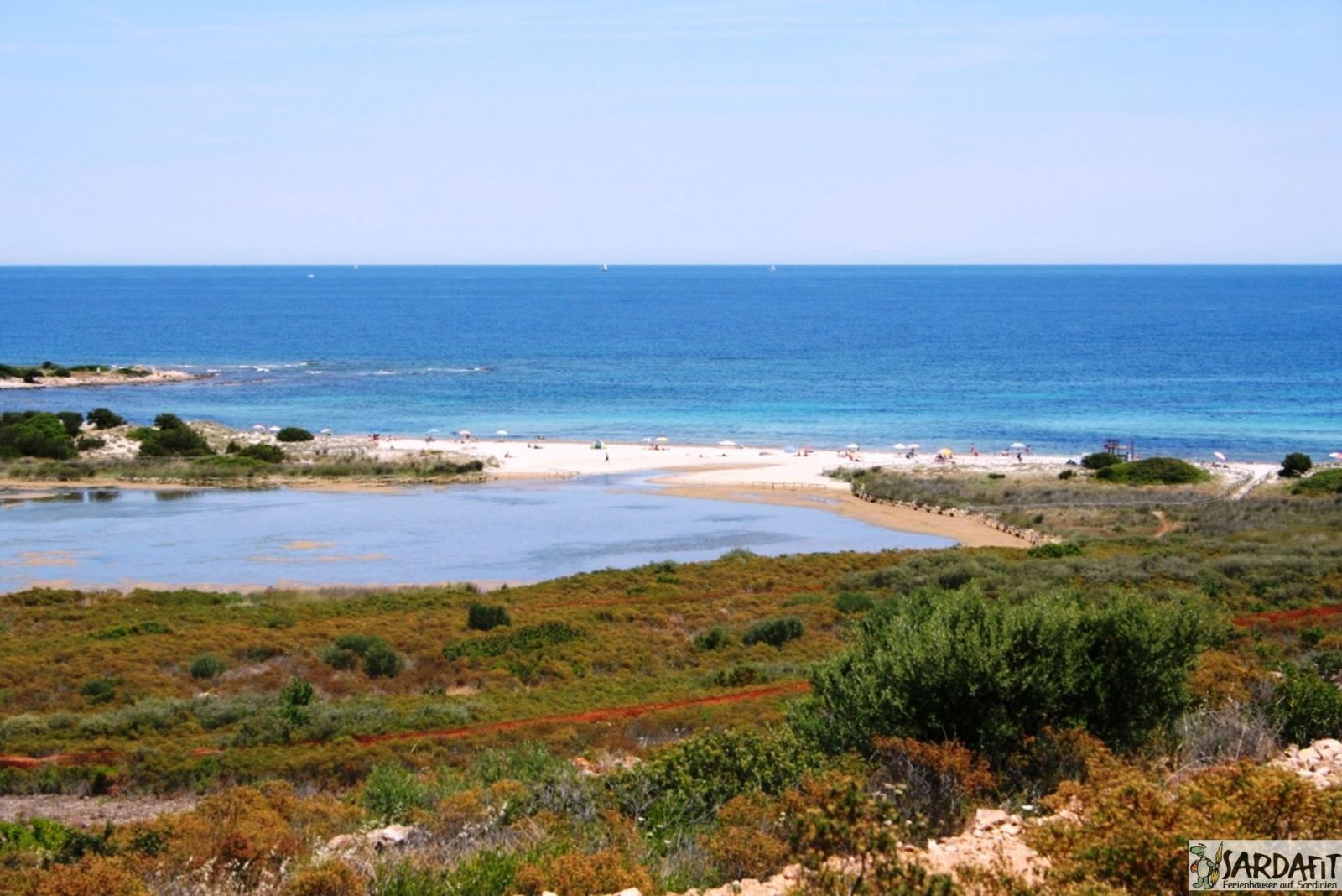 Strand mit Lagune in Baia Sant’Anna